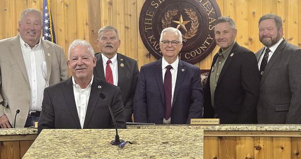 Kaufman County Receives Donation for Solar Streetlight Installation in Precinct 2