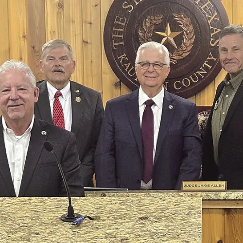 Kaufman County Receives Donation for Solar Streetlight Installation in Precinct 2